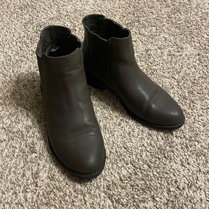 Women’s Forever21 green faux leather ankle boots, size 8, lightly worn